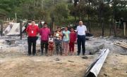 Familia recibe ayuda luego de incendio de una casa en año nuevo