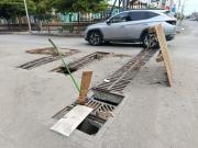 Peligro inminente en vía principal de Los Esteros por falta de rejilla en alcantarilla