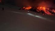 Esquiadores descienden el monte Etna mientras entra en erupción