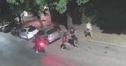 Video: motochorros asaltaron a un vecino de City Bell en menos de diez segundos