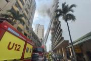 Incendio de vehículo en parqueadero del centro de Guayaquil genera alarma
