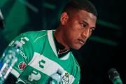 Carlos Gruezo rinde un emotivo homenaje al ‘Chucho’ Benítez en su llegada a Santos Laguna