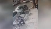 Milagro en Belgrano: le cayó un vidrio en la cabeza mientras comía sentado en un bar