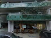 Grave accidente en Colegiales: desayunaba en la vereda de un bar y se le cayó un panel de vidrio en la cabeza desde un cuarto piso