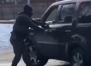 EE. UU /Migraciones mató a una mujer que intentó atropellar a un agente