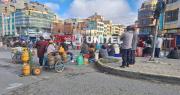 Filas y bloqueos en El Alto y La Paz por garrafas; vecinos denuncian que esperan horas para poder comprar