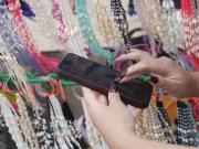 Alias para todo y sin billetera: el cambio silencioso pero visible que se afianza en las playas de Pinamar