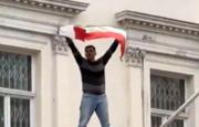 Un manifestante reemplazó la bandera de la República Islámica de Irán en la embajada de este país en Londres