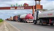 Reportan que bloqueo en San Julián impide el paso de al menos 50 cisternas con combustible para Beni y la Chiquitania