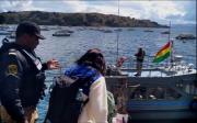 La Armada evacúa a 214 turistas varados en Copacabana por bloqueos