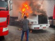 Reportan incendio de camión en depósitos de la Aduana en Santa Cruz