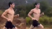 El video de Franco Colapinto entrenando semidesnudo en Punta del Este bajo la lluvia para la Fórmula 1