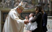 El Papa bautizó a 20 bebés en la Capilla Sixtina y cerró la temporada navideña