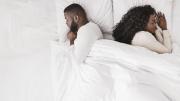 Qué significa que tu pareja te de la espalda en la cama al dormir, segun la psicologia