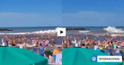 Mini tsunami en Argentina: Un muerto y más de 30 heridos tras impacto de ola de 5 metros en playa