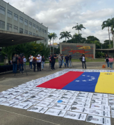 Familiares de presos políticos se concentran en la UCV para exigir su liberación inmediata
