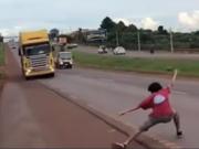 Cruzarse al frente de los camiones: el video del peligroso reto por el que un joven arriesgó su vida