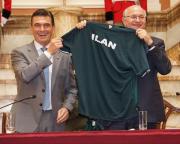 Presidente del BID recuerda el lago Titicaca y recibe una camiseta en su visita a Bolivia