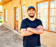 Emprendedor en el turismo rural ofrece alojamiento en cabaña construida con técnicas ancestrales