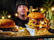 Sacude Punta del Este el tiktoker de la hamburguesa: Hay colas de una cuadra y hasta el alcalde me felicitó