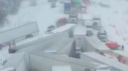 Monumental choque en cadena de 100 autos por la tormenta invernal en EEUU