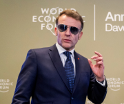 Lentes Top Gun de Macron conquistan internet en medio de pulso por Groenlandia