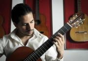 Santiago Becerra Málaga, guitarrista peruano radicado en Francia, ofrecerá conciertos en Lima en el Teatro Auditorio Miraflores.