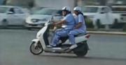 Primeros multados por ir dos en una moto son dos enfermeras y dos trabajadores