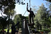 Monumento a Eloy Alfaro vuelve al parque El Ejido, en Quito, tras ser vandalizada