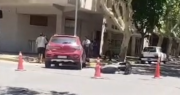 Video: viajaba en moto y terminó en el piso tras protagonizar un choque en pleno centro sanjuanino