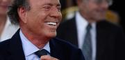 Julio Iglesias difunde mensajes con ex empleadas que lo demandan por abuso sexual: Ante la negativa de la Fiscalía de España a permitirle defenderse