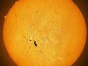 Fotografiaron a un paracaidista cayendo delante del Sol