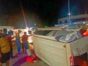 Ambulancia con embarazada a bordo volcó tras colisionar con una camioneta en Santa Cruz