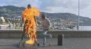 EN VIDEO: Hombre incendió la estatua de Cristiano Ronaldo y lanzó perturbadora advertencia