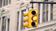 ¿Es legal que te multen por cruzar el semáforo en amarillo?