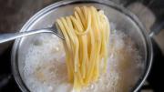 No es con aceite: el sencillo truco de un chef para que los fideos no se peguen durante su cocción