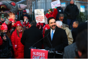 EEUU: enfermeras en New York continúan en huelga por mejoras socioeconómicas