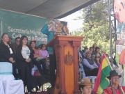 Alcalde Arias entrega regalos simbólicos en la Feria de la Alasita y pide más recursos para municipios