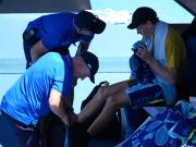 Jannik Sinner pasó con épica y polémica en el Abierto de Australia: perdía y sufría calambres pero un parate por calor extremo le permitió dar vuelta el partido