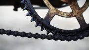 Cómo limpiar la cadena de la bicicleta y eliminar el exceso de grasa: con un truco casero