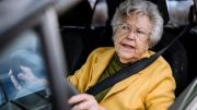 Ni a los 65, ni a los 80: la edad en la que una persona debe dejar de manejar, según un estudio