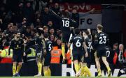 Manchester United golpea al Arsenal y reaviva la pelea por la cima