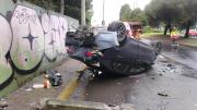 Vehículo cayó desde un puente y terminó volcado en el norte de Quito: Sus ocupantes lo abandonaron