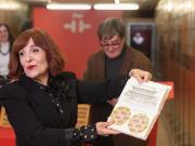 Dibujos, manuscritos y cuentos: Elvira Lindo ingresó a la Caja de las Letras