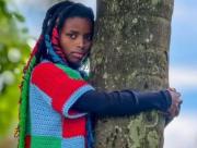 Activista climática de Kenia batió un récord Guinness al abrazar un árbol durante 72 horas