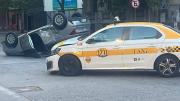 Auto que no respetó semáforo se dio vuelta tras embestir a un taxi, en Cordón