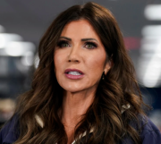 Se intensifican los llamados de los demócratas para que Kristi Noem renuncie o enfrente un juicio político