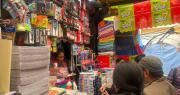 Familias acuden a mercados por útiles escolares a días del inicio de clases
