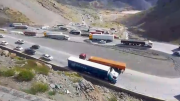 Videos: la fila de autos en Los Caracoles alcanzó los 19 kilómetros por el accidente fatal de un camionero