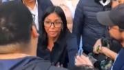 Universitarios venezolanos confrontaron a Delcy Rodríguez para pedir libertad de todos los presos políticos